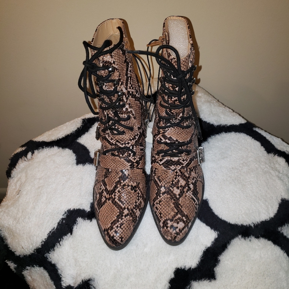 NWT Expresss Snakeskin Print Chelsea Boots Size 9